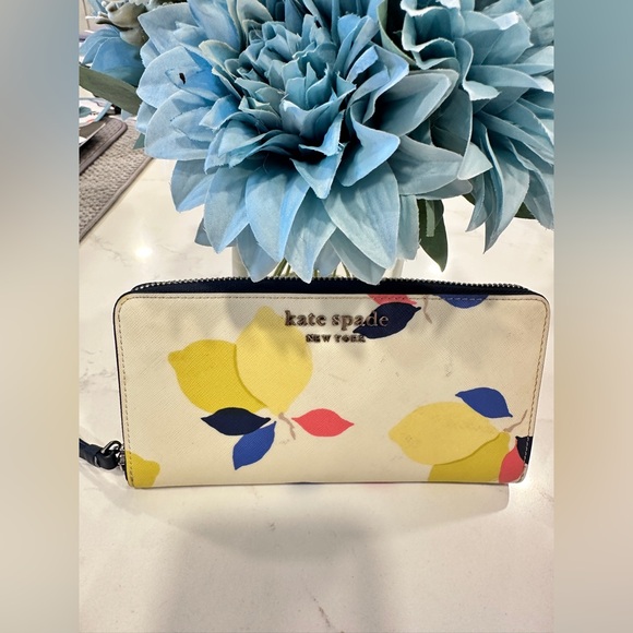 Kate Spade New York NWT Cameron Large Wallet LEMON ZEST - Picture 1 of 8